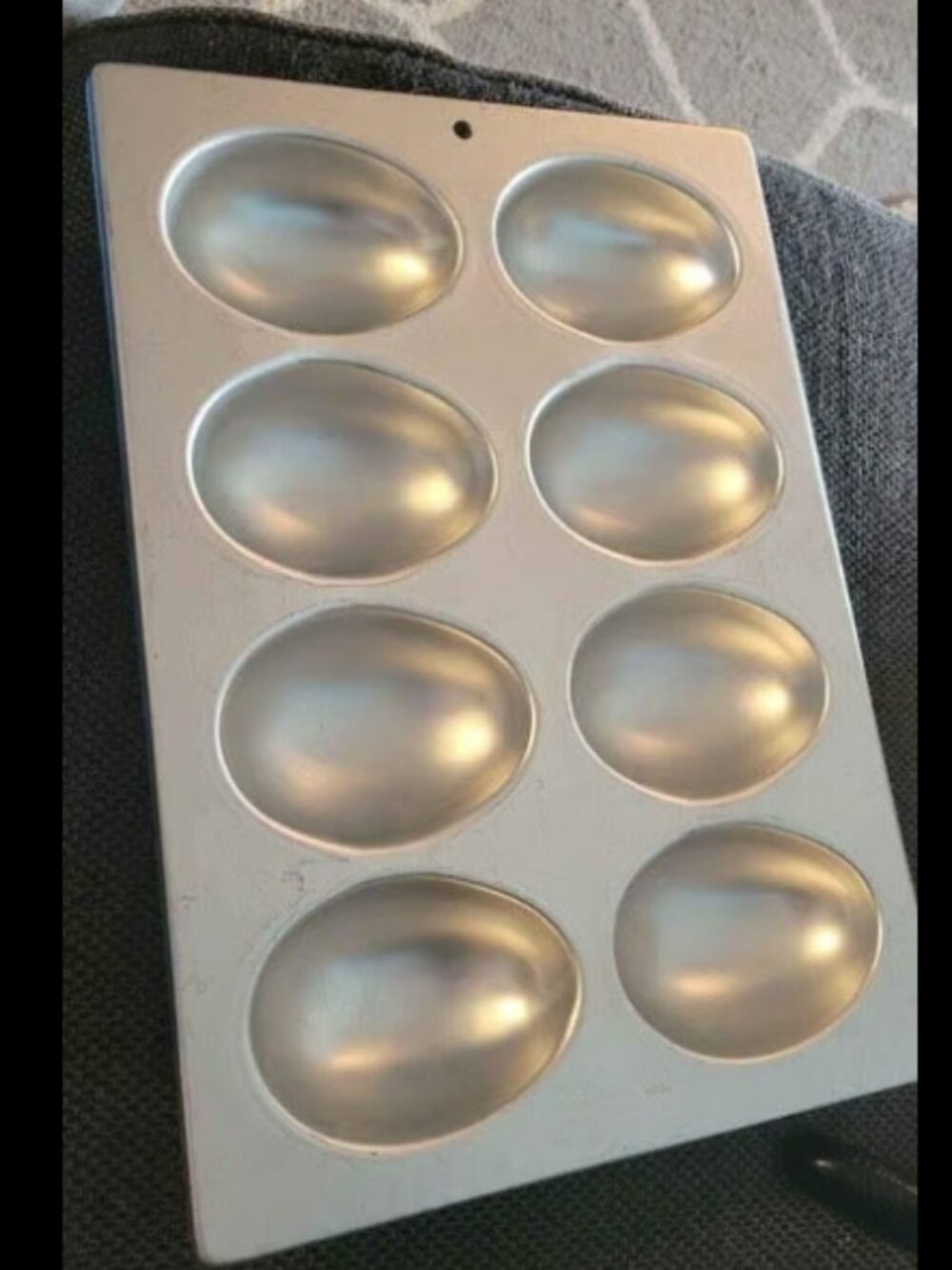 Wilton cake pan/ mold Easter eggs 8 cavitys